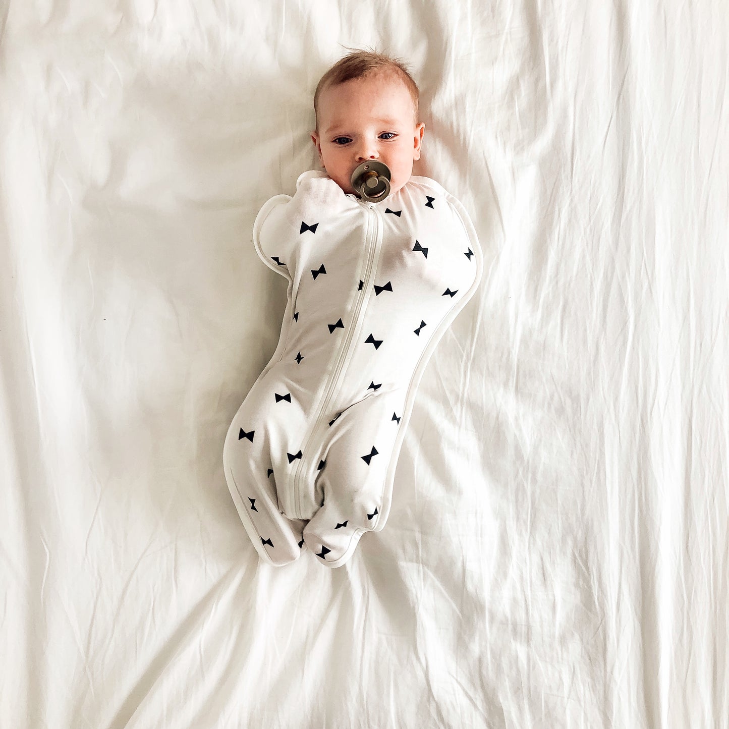 Hipzoo Eco-Friendly Bamboo/Cotton Zipper Swaddle - Ribbon Print